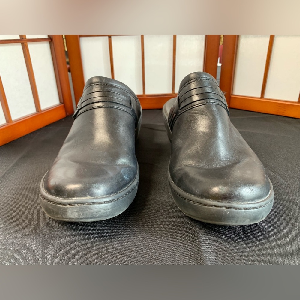 Clarks Women’s Black Clogs Size 8.5 Good condition Leather Upper - Picture 2 of 4